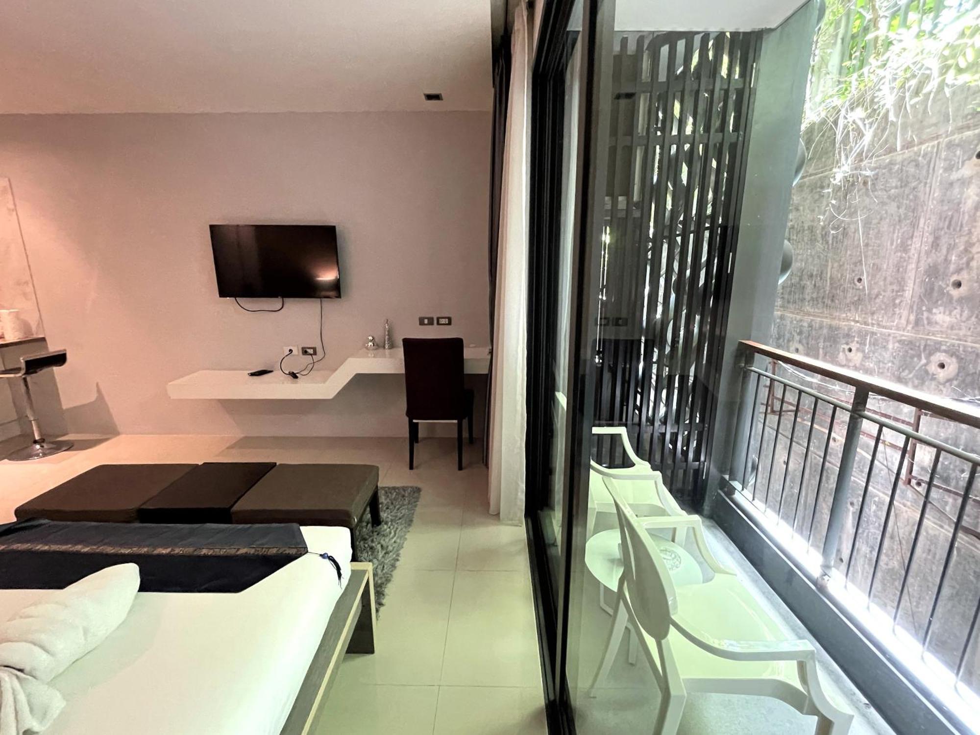 Private Apartment At Emerald Terrace Patong Esterno foto
